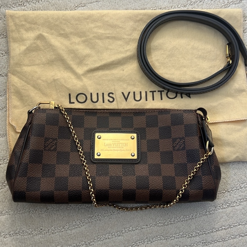 LOUIS VUITTON
Eva Clutch